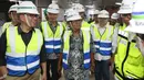 Menteri Koordinator Bidang Perekonomian Darmin Nasution memantau pembangunan proyek MRT Jakarta fase I di Senayan, Jakarta, Senin (11/6). Menurut dia, stasiun tersebut didesain dengan sangat baik dan modern. (Liputan6.cpm/Angga Yuniar)