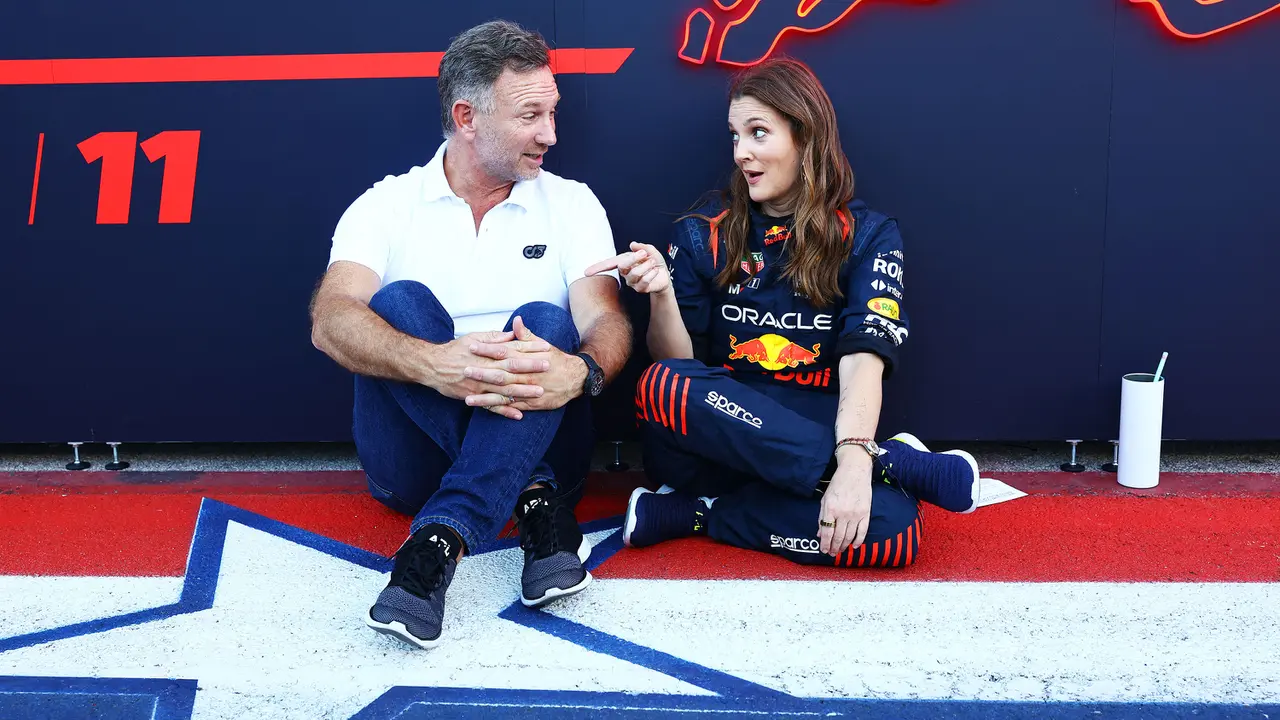 Foto: Momen Personel Charlie's Angles Sambangi Paddock Red Bull Jelang Formula 1 GP Amerika Serikat 2023, Sempat Jajal Jadi Mekanik