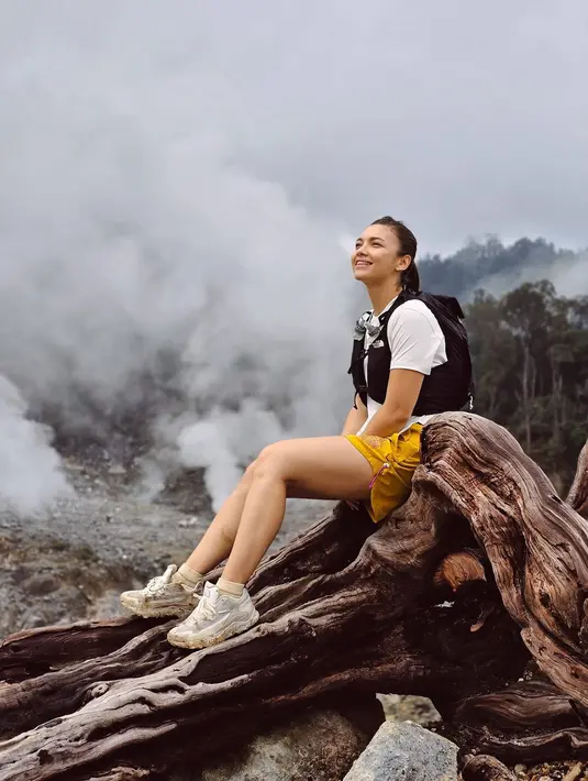 Jalan-jalan di situs Kawah Ratu, Gunung Salak terlihat pemandangan khas asap-asap yang mengepul membuat pemandangan terlihat berkabut. Seru melihat Angela Gilsha yang menikmati momen liburan ke alam, banyak netizen pun tertarik untuk mengunjungi Gunung Salak. (Liputan6.com/IG/@angelagilsha)