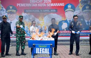 Wali Kota Semarang, Kepala Bea Cukai, Komandan Kodim 033 dan DPRD Kota Semarang, saat memusnahkan rokok ilegal yang banyak beredar di desa-desa Pantura Jawa. (Liputan6.com/ Felek Wahyu)