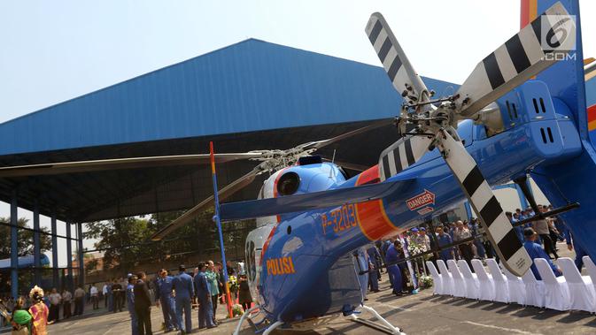 Polisi memeriksa helikopter Bell 429/P-3203 di Hanggar 3 Ditpoludara Korpolairud Polri, Pondok Cabe, Tangerang Selatan, Banten, Rabu (11/9/2019). Penambahan helikopter tersebut untuk mendukung tugas-tugas operasional Polri. (Liputan6.com/Herman Zakharia)