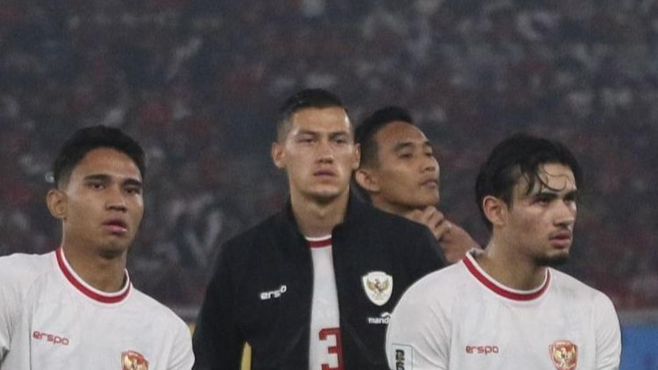 Nathan yang bertugas mengeksekusi tendangan bebas langsung disambar Ridho yang maju ke area kotak penalti hingga memenangi duel dengan bek Filipina dan melepas tendangan ke gawang.&nbsp;Foto: Liputan6.com / Herman Zakharia