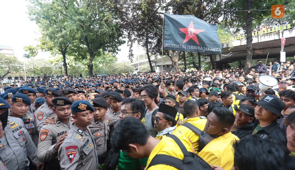 Suasana unjuk rasa mahasiswa yang tertahan di bawah Flyover Gerbang Pemuda, Senayan, Jakarta, sempat memanas setelah negosiasi untuk menuju gedung DPR tidak mencapai kesepakatan dengan pihak kepolisian, Kamis (27/8/2026). (KLY/Budy Santoso)