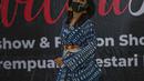 Penampilan Perempuan Pelestari Budaya saat meragakan busana khas NTT dalam Kartini Fest memperingati Hari Kartini, Jakarta, Sabtu (17/4/2021). Acara yang menampilkan talkshow dan Fashion show tersebut merupakan untuk charity Korban bencana alam di NTT. (Liputan6.com/Faizal Fanani)