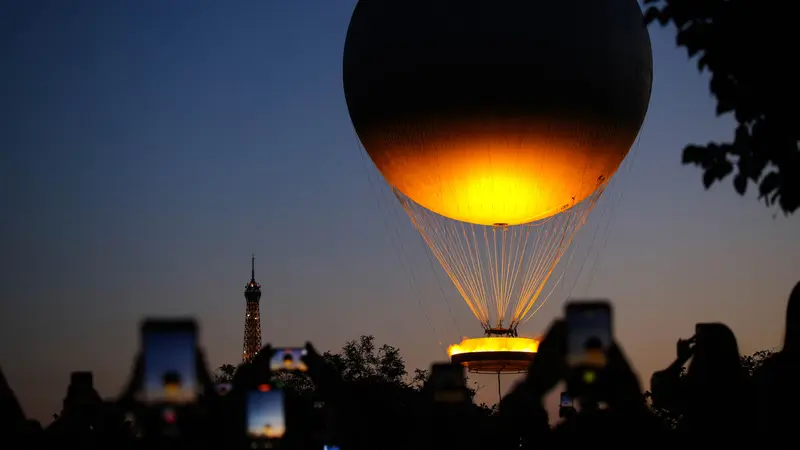 Menikmati Langit Senja Berhias Kaldron Olimpiade Paris 2024