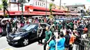 Paspampres mengawal mobil yang membawa Presiden Jokowi menuju Istana Kepresidenan Yogyakarta dari kawasan Malioboro, Minggu (31/12). Jokowi ditemani Kaesang Pangarep menikmati suasana jelang pergantian tahun di kawasan itu. (LIputan6.com/Biro Setpres)