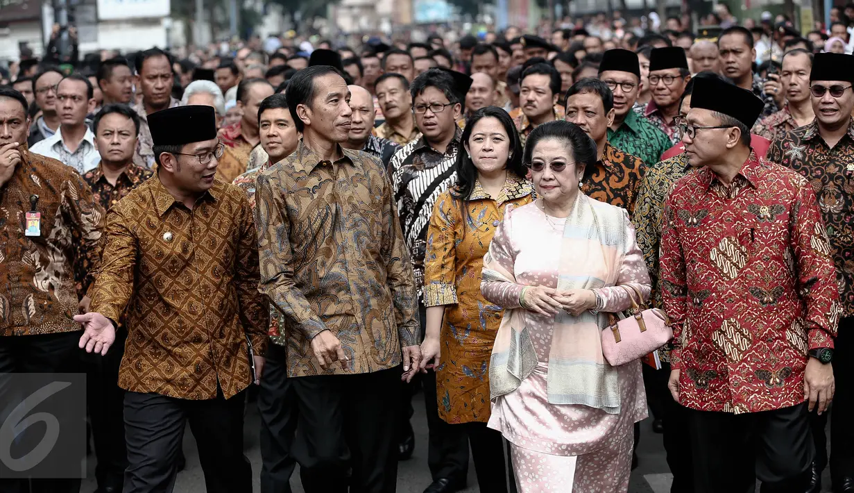 Presiden Jokowi dan Megawati Soekarnoputri didampingi Wali Kota Bandung Ridwan Kamil berjalan kaki saat napak tilas ke situs Bung Karno di Penjara Banceuy usai menghadiri peringatan Hari Pancasila di Gedung Merdeka, Rabu (1/6).(Liputan6.com/Faizal Fanani)