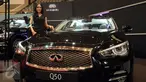 Seorang model bergaya di sisi kendaraan sedan Infinity Q50 yang dipamerkan di Jakarta Auto Show 2015, Rabu (28/10/2015). Infinity Q50 dibanderol dengan harga sekitar 890 juta rupiah. (Liputan6.com/Helmi Fithriansyah)