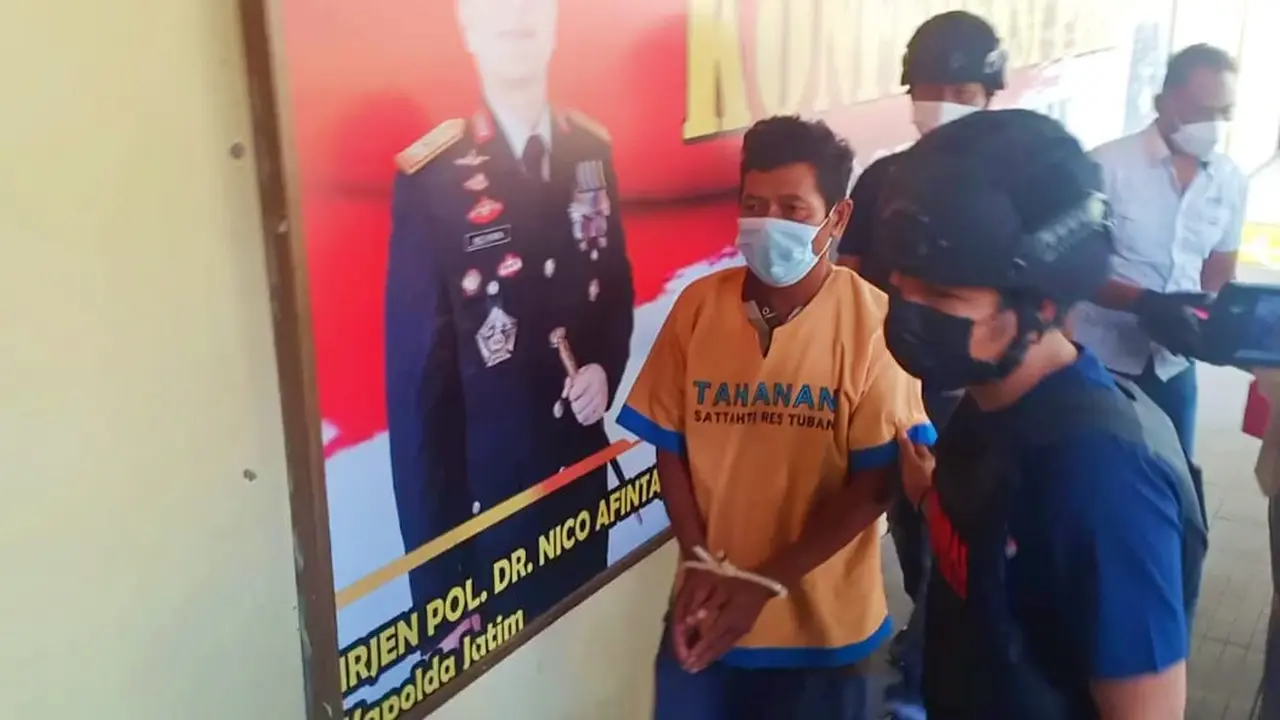 Pelaku ketika dibawa ke Polres Tuban. (Liputan6.com/Ahmad Adirin)