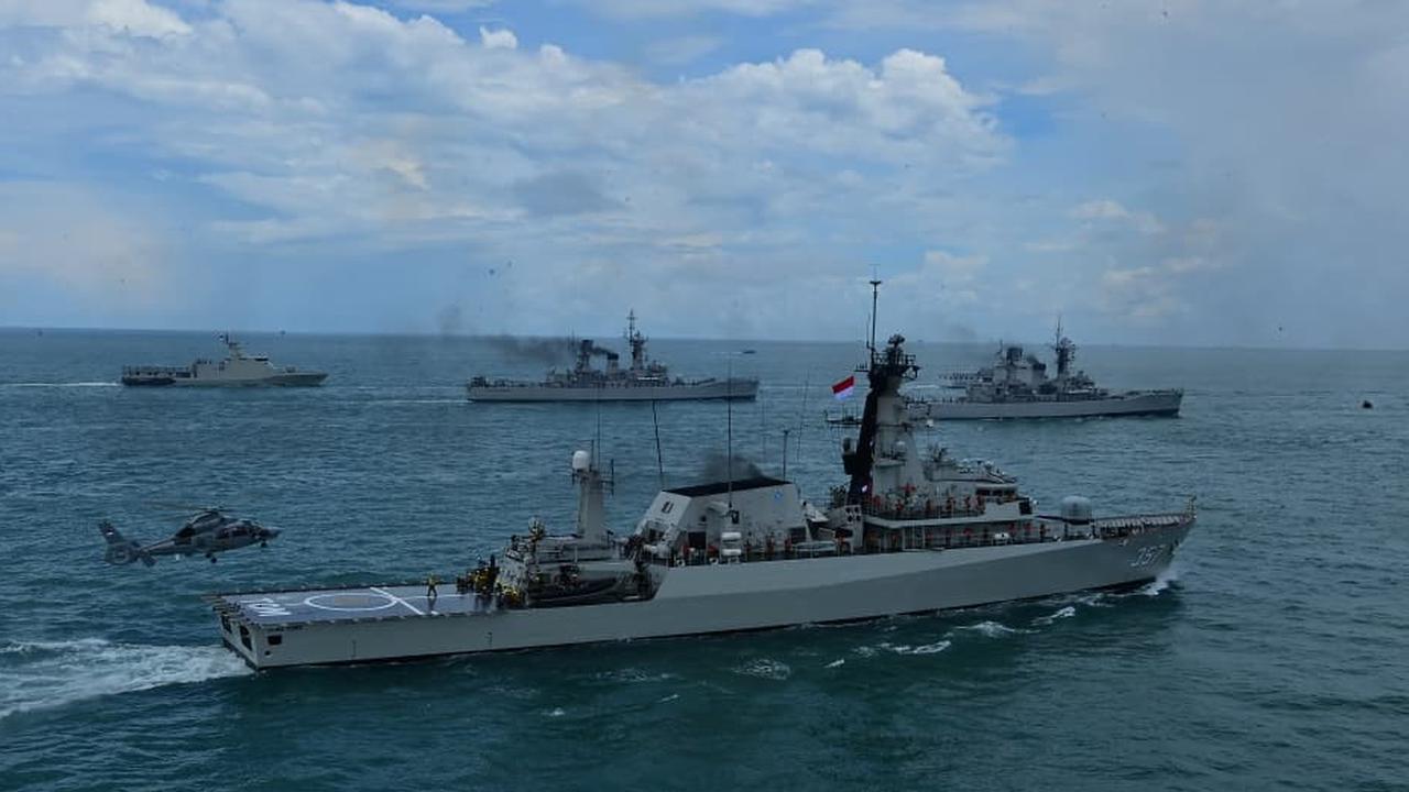 Dipimpin Kapal Perang Terbesar di Asia Tenggara, 51 Kapal Perang TNI AL Unjuk Kekuatan Tempur di Depan Prabowo