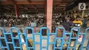 <p>Calon penumpang saat menunggu jadwal keberangkatan bus antarkota antarprovinsi (AKAP) di Terminal Kampung Rambutan, Jakarta, Senin (25/4/2022). Arus mudik akan terus meningkat hingga puncaknya yang diprediksi terjadi pada H-3 Lebaran atau 29 April mendatang. (merdeka.com/Iqbal S. Nugroho)</p>