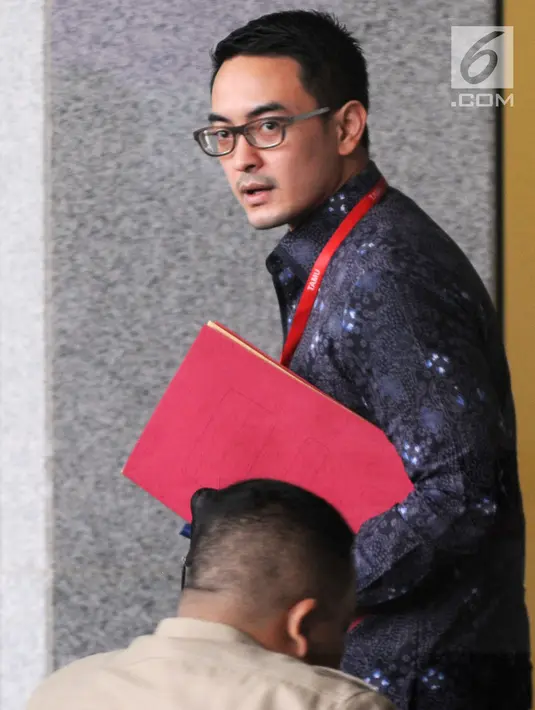 Gubernur Jambi, Zumi Zola berada di ruang tunggu gedung KPK untuk menjalani pemeriksaan, Jakarta, Senin (9/4). Zumi Zola diperiksa sebagai tersangka kasus dugaan penerimaan gratifikasi sejumlah proyek di Provinsi Jambi. (Merdeka.com/Dwi Narwoko)