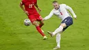 Luke Shaw - Bek kiri ini terus konsisten menunjukkan penampilan yang impresif. Shaw sering membantu serangan dan memberikan umpan-umpan akurat untuk para barisan lini serang Inggris. (Foto:AP/Justin Tallis, Pool)