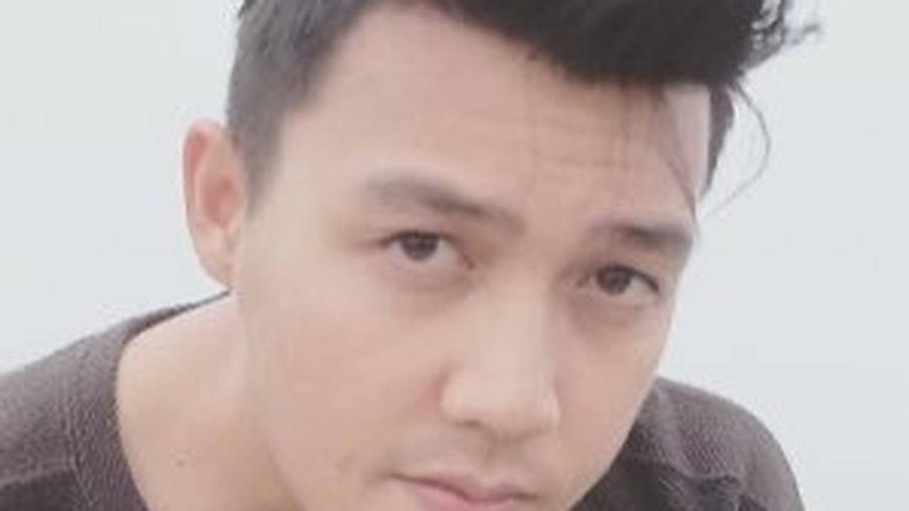 Dirly memiliki nama lengkap Dearly Dave Sompie. Ia lahir pada 10 Desember 1989 di Manado, Sulawesi Utara. Kehidupan Dirly sebelum terkenal lebih banyak dihabiskan di tanah kelahirannya.