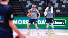 Pemain Timnas Basket Spanyol, Juancho Hernangomez (tengah) berlatih dengan rekannya, Usman Garuba menjelang laga grup G Piala Dunia FIBA 2023 di center court Indonesia Arena, Senayan, Jakarta, Kamis (24/08/2023). Spanyol akan melawan Pantai Gading pada Sabtu (26/08/2023). (Bola.com/Bagaskara Lazuardi)