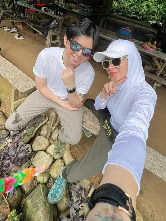 Dalam perjalanan kali ini, Olla bersama anak  bujangnya, Sean Mikael Alexander. [Instagram/ollaramlan]