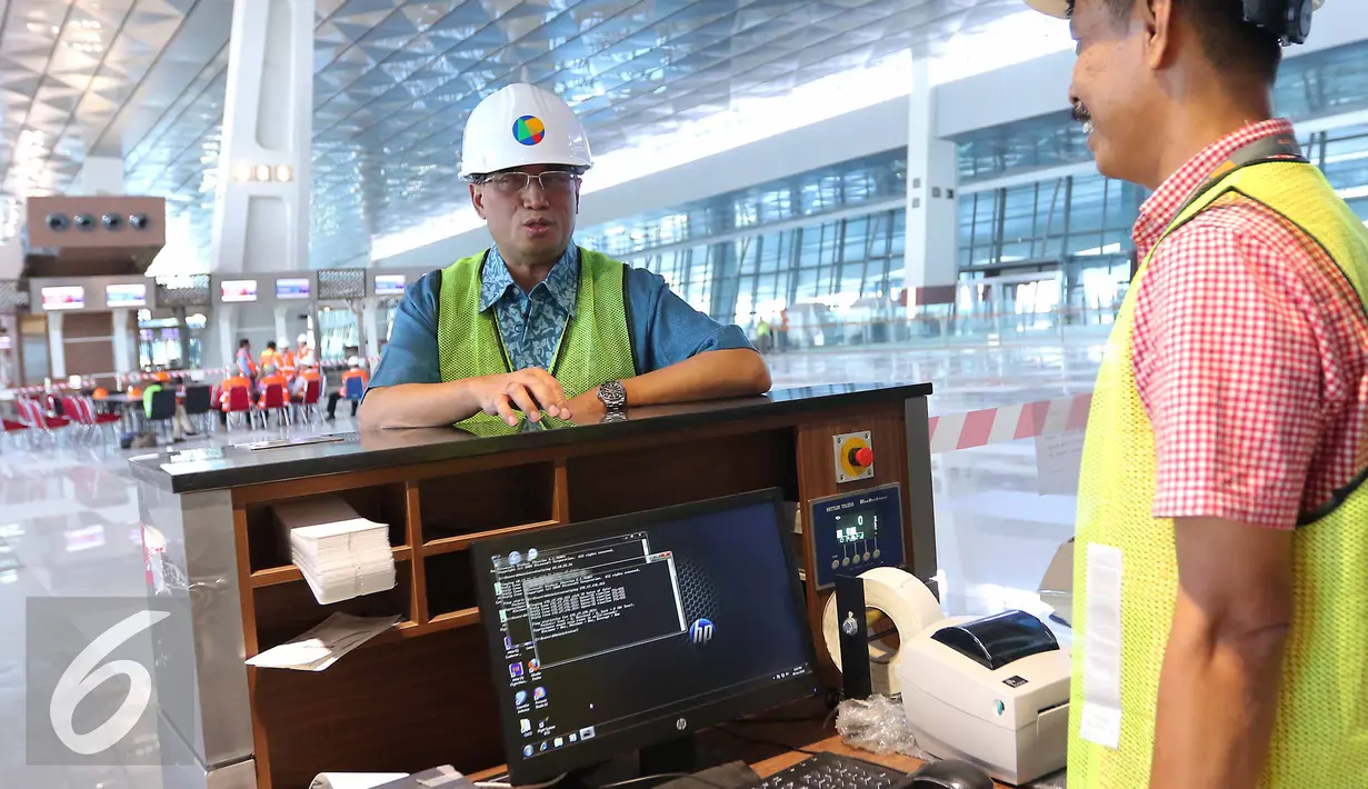 Dirut PT Angkasa Pura II Budi Karya berdiskusi dengan pegawainya di Terminal 3 Ultimate Bandara Soekarno Hatta, Tangerang, Banten, Rabu (8/6).   (Liputan6.com/Angga Yuniar)
