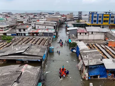 Gambar udara suasana banjir rob di kawasan Muara Angke, Jakarta, Senin (16/12/2024). (merdeka.com/Arie Basuki)
