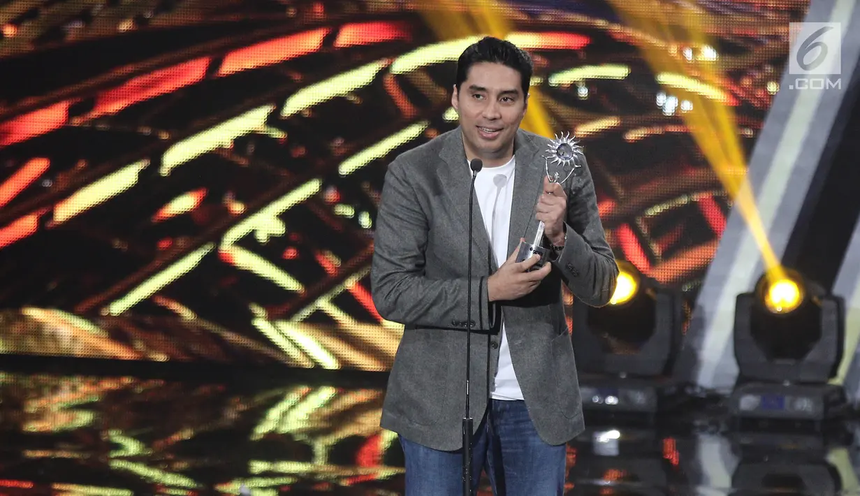 Perwakilan dari FTV Service Cinta Montir Cantik menyampaikan sambutan setelah meraih penghargaan SCTV Awards 2017 di Jakarta, Rabu (29/11). Service Cinta Montir Cantik meraih piala untuk kategori FTV Paling Ngetop. (Liputan6.com/Herman Zakharia)