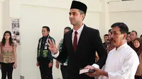 Otavio Dutra resmi jadi WNI setelah bersumpah setia terhadap NKRI di Kanwil Kemenkum HAM Jawa Timur, Surabaya, Jumat sore (27/9/2019). (Bola.com/Aditya Wany)