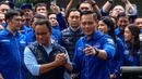 Ketum Partai Demokrat Agus Harimurti Yudhoyono bersalaman dengan Gubernur DKI Anies Baswedan di DPP Partai Demokrat, Jakarta, Jumat (7/10/2022). Kunjungan Anies ke Demokrat ini merupakan yang pertama setelah diusung sebagai calon presiden (capres) Pilpres 2024 oleh Partai NasDem. (Liputan6.com/Faizal Fanani)