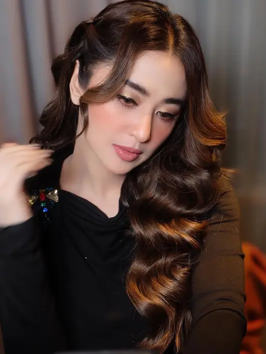 "Kebetulan hubungan kami memang tidak baik-baik aja, jadi mungkin banyak masalah yang dihadapi," ujar Depe, dikutip dari video di Instagram pribadinya, @dewiperssik9. [Instagram/dewiperssik9]