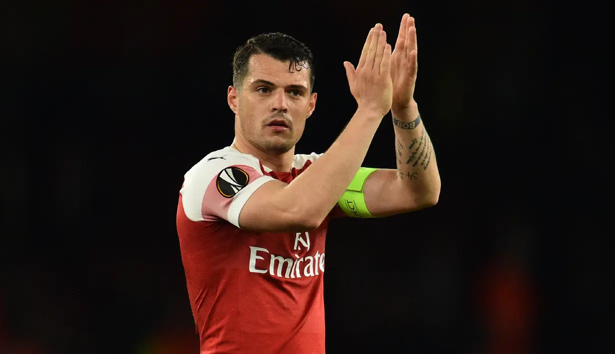 Granit Xhaka menjadi suksesor Koscielny sebagai kapten tim Arsenal pada tahun 2019. Namun para pendukung The Gunners tidak setuju dengan keputusan tersebut. Pada laga ke-10 sebagai kapten Xhaka terlibat insiden dengan para pendukung usai dirinya ditarik keluar dalam pertandingan. (AFP/Glyn Kirk)