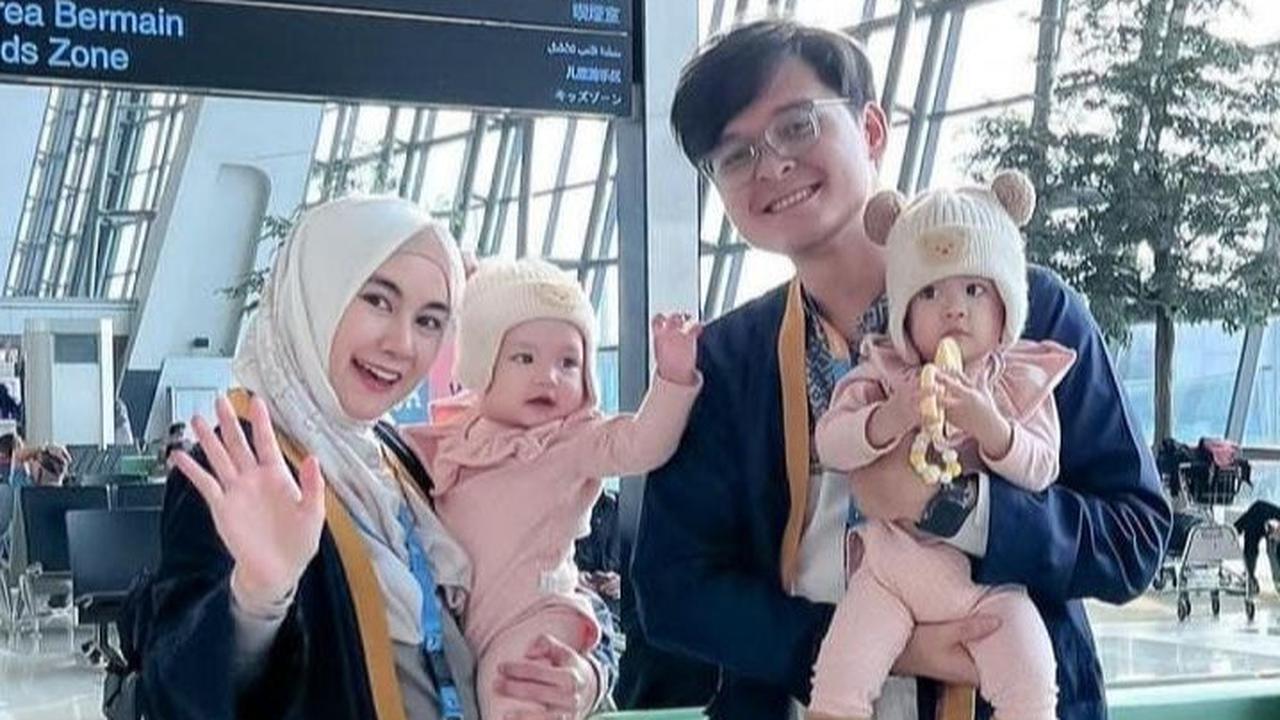 Potret Anisa Rahma Ajak Si Kembar Cantik Umrah Pertama Kalinya: Siap dengan Keheboohan Nanti