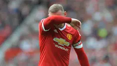 Bintang MU, Wayne Rooney tampak kecewa usai laga Liga Inggris melawan Newcastle di Stadion Old Trafford, Inggris, Sabtu (22/8/2015). Pada pertandingan itu Rooney kembali gagal mencetak gol perdananya musim ini. (EPA/Peter Powell)