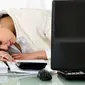 Tidur siang di tempat kerja bisa dilakukan dengan trik berikut ini. (Ilustrasi: BBC)