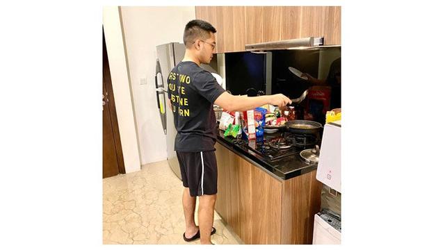 Positif COVID-19, Ini 6 Potret Detri Warmanto Pemain Sinetron Cinta Fitri Isolasi Diri di Rumah