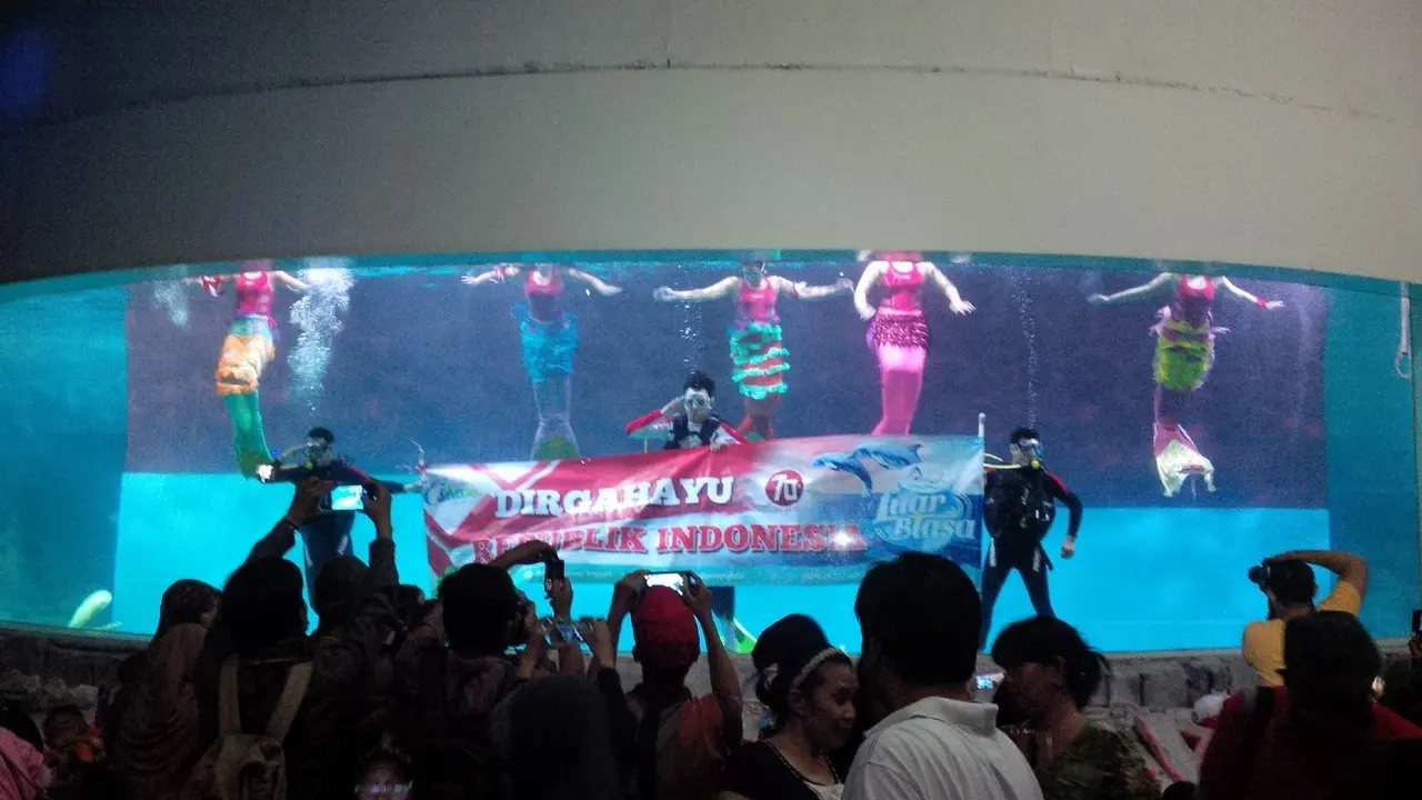 Bendera Merah Putih Raksasa Terbentang Megah di Bawah Laut Ancol