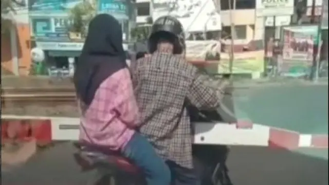 10 Momen Orang Terjebak Palang Pintu Kereta Ini Enggak Patut Ditiru