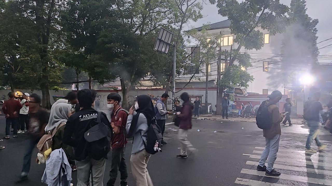 Demo di Depan DPRD Jabar Sore Ini, Massa Bakar Ban