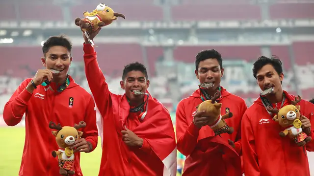 Sujud Syukur Zohri dan Tim Estafet Rebut Perak Lari 4x100m