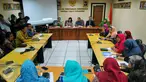 Massa yang tergabung dalam Gerakan Indonesia Beradab (GIB) mendatangi gedung KPI, Jakarta, Selasa (1/3/2016). Kedatangan mereka untuk mendukung KPI yang melarang penayangan perilaku atau kampanye LGBT lewat televisi. (Liputan6.com/Faizal R Syam)