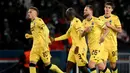 Club Brugge akhirnya mampu memperkecil skor menjadi 1-3 pada menit ke-68. Sepakan medatar Mats Rits (kedua dari kanan) usai menerima umpan Noa Lang gagal diantisipasi Gianluigi Donnarumma. (AFP/Franck Fife)