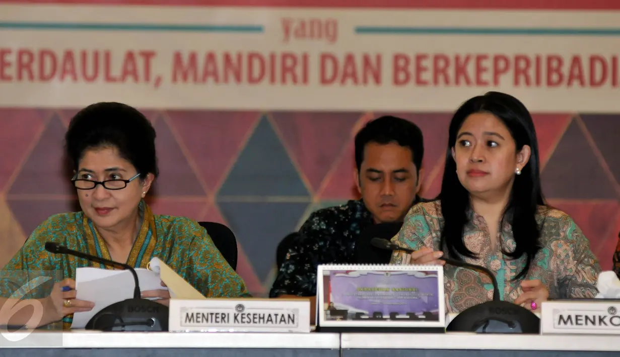 Menkes Nila F Moeloek (kiri) dan Menko PMK Puan Maharani saat Rapat Koordinasi tingkat menteri, Jakarta, Kamis (18/6/2015). Rakor tersebut membahas Persiapan Sail Tomini dan Festival Boalemo 2015. (Liputan6.com/Johan Tallo)