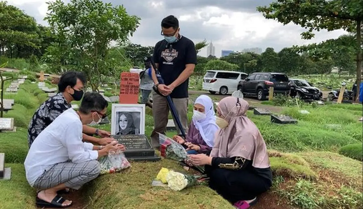 Artis Nyekar ke Makam Rina Gunawan ada Melly Goeslaw, Anto Hoed, Deswita Maharani, Ferry Maryadi dan Hedi Yunus. (dok. Kapanlagi Irfan Kafri)