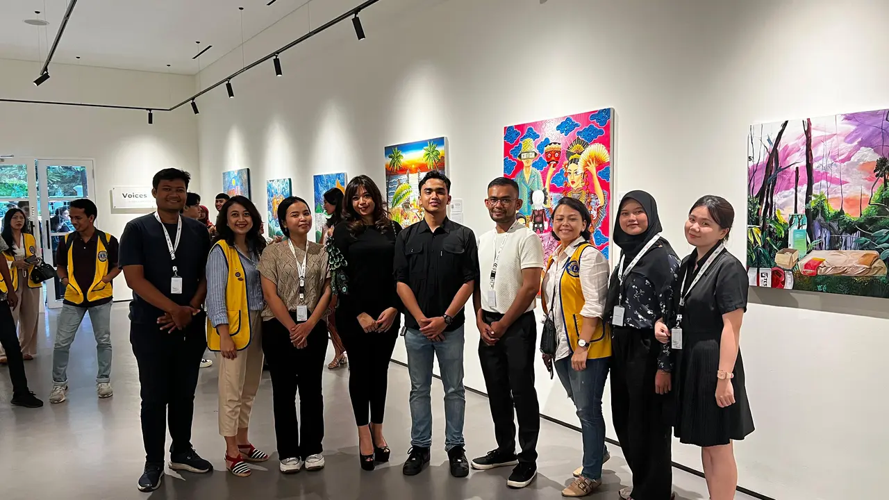 Acara bertajuk  ‘Voice of Colours: a Deaf Artist Art Exhibition & Auction’ di kawasan Menteng, Jakarta Pusat, Sabtu, 27 April 2024.