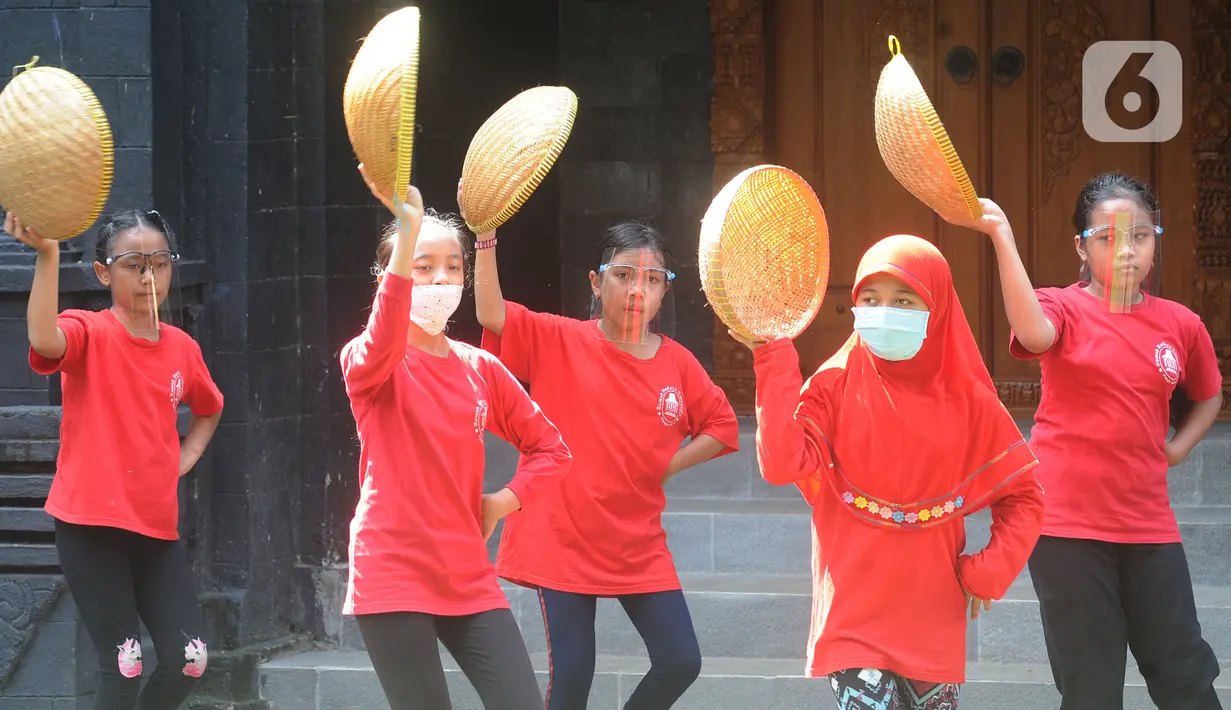 Anak-anak berlatih tari tradisional di Rumah Budaya Nusantara Puspo Budoyo, Ciputat, Tangerang Selatan, Minggu (15/11/2020). Latihan tari di masa pandemi dengan protokol kesehatan ini salah satunya bertujuan menanamkan nilai budaya bangsa kepada generasi muda sejak dini. (merdeka.com/Arie Basuki)