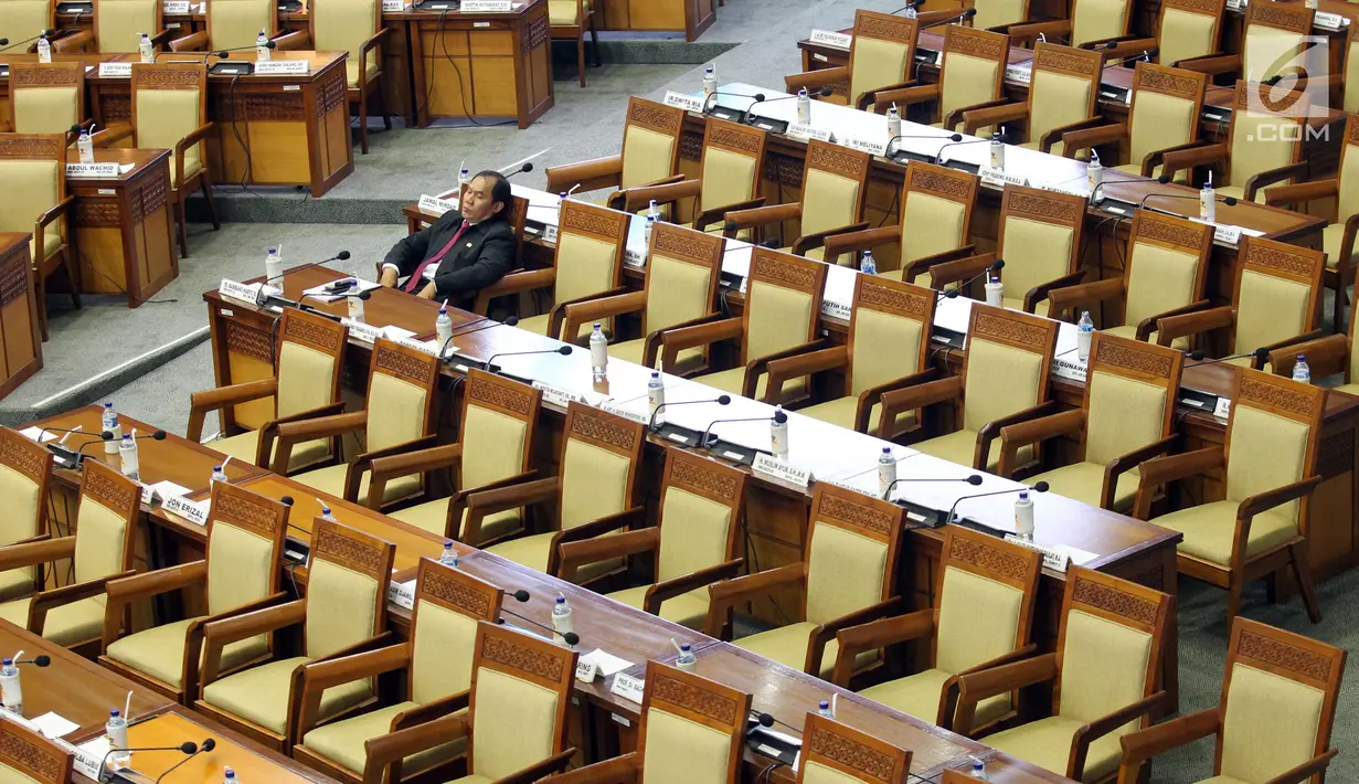 Anggota DPR saat mengikuti Rapat Paripurna dengan agenda pandangan akhir pemerintah soal RUU APBN 2019 di Jakarta, Rabu (31/10). Meski disertai sejumlah catatan, DPR menyetujui RUU APBN 2019 beserta Nota Keuangannya menjadi UU. (Liputan6.com/JohanTallo)