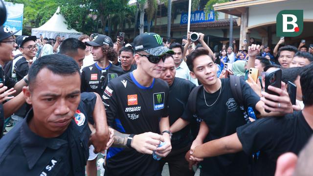 Foto: Antusiasme Siswa SMAN 2 Mataram Menyambut Kedatangan Fabio Quartararo dan Alex Rins Jelang MotoGP Mandalika