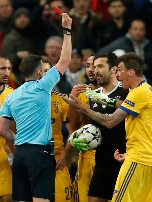 Wasit Michael Oliver memberikan kartu merah kepada kiper Juventus, Gianluigi Buffon dalam laga Liga Champions kontra Real Madrid di Santiago Bernabeu, Rabu (11/4). Buffon yang melakukan protes di masa injury time di usir wasit. (AP/Francisco Seco)