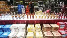 Ribuan botol minuman keras bukti kasus penyelundupan ditampilkan di Polda Metro Jaya, Jakarta, Senin (18/9). Polda Metro jaya bekerja sama dengan Bea dan Cukai menyita lima peti kemas minuman keras (Miras) berbagai merek. (Liputan6.com/Immanuel Antonius)
