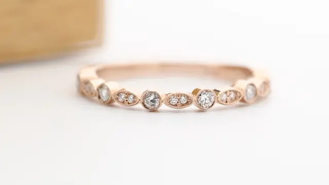 Ilustrasi Gelang Emas Credit: unsplash.com/Sabrianna