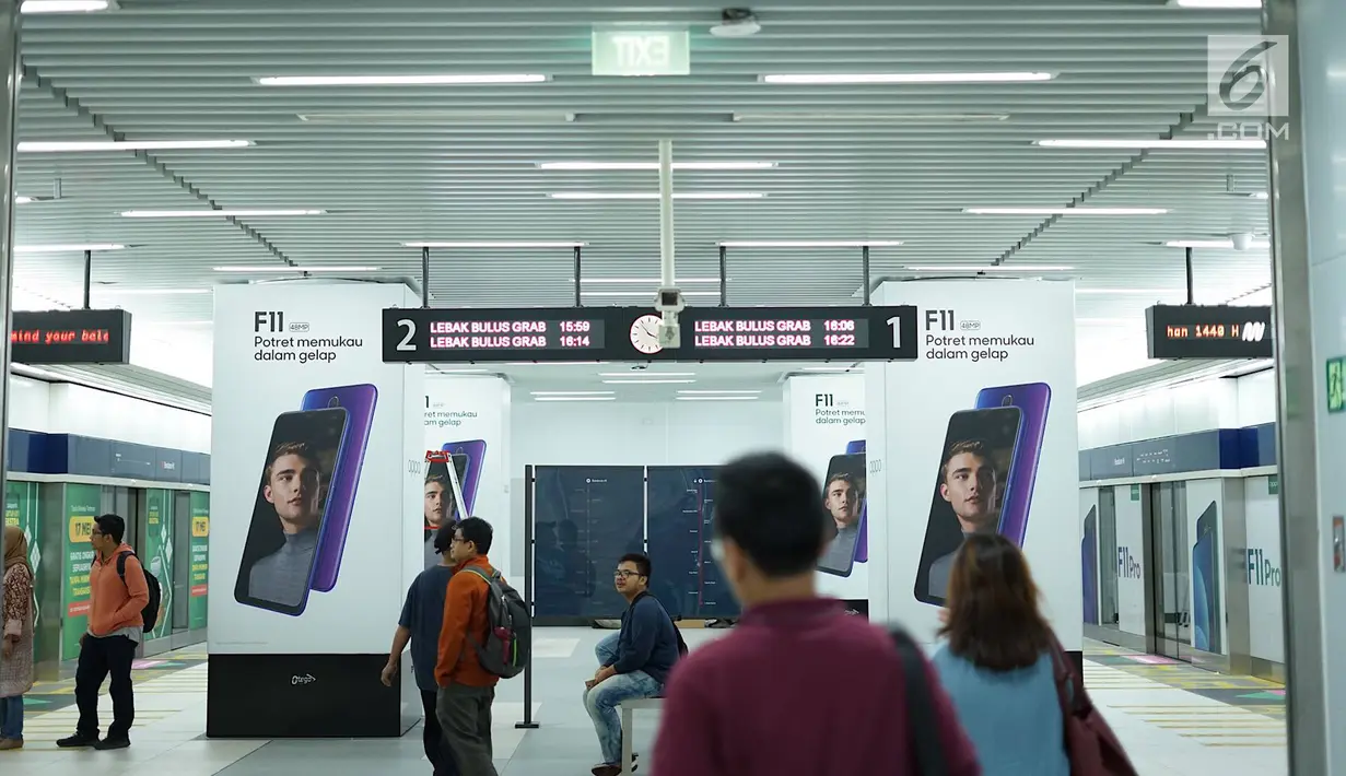 Penumpang menunggu kereta di Stasiun MRT Bundaran HI, Jakarta, Jumat (24/5/2019). Transportasi massal MRT mulai beroperasi penuh kembali pascaaksi aksi 22 Mei menolak hasil Pemilu 2019 yang terjadi di Gedung Bawaslu beberapa hari terakhir. (Liputan6.com/Immanuel Antonius)