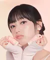 Tren blush ala Korea justru mengutamakan hasil seamless, tipis, dan seolah muncul alami dari dalam kulit atau yang sering disebut inner glow blush. [Dok/Etude Indonesia].