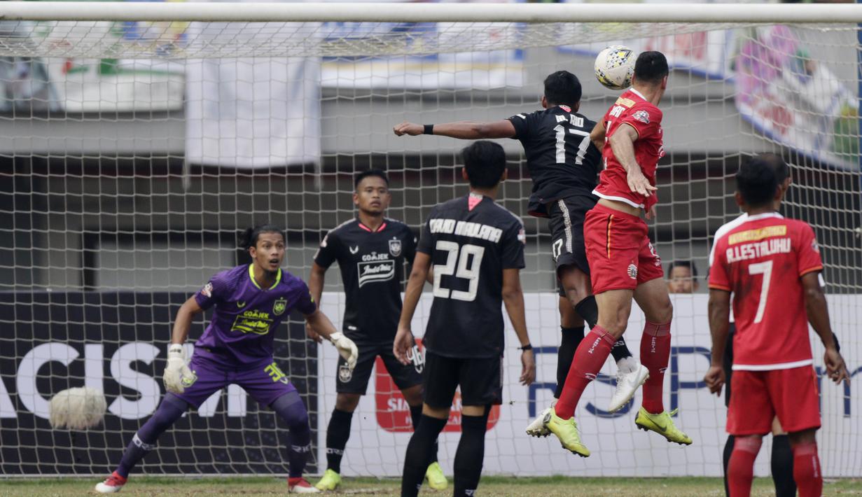 Kemelut terjadi di depan gawang PSIS Semarang saat melawan Persija Jakarta pada laga Liga 1 di Stadion Patriot, Bekasi, Minggu (15/9). Persija menang 2-1 atas PSIS. (Bola.com/M Iqbal Ichsan)