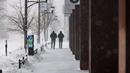 Orang-orang berjalan saat terjadi badai salju di lingkungan East Village, Des Moines, Iowa, pada tanggal 12 Januari 2024. (Christian MONTERROSA/AFP)